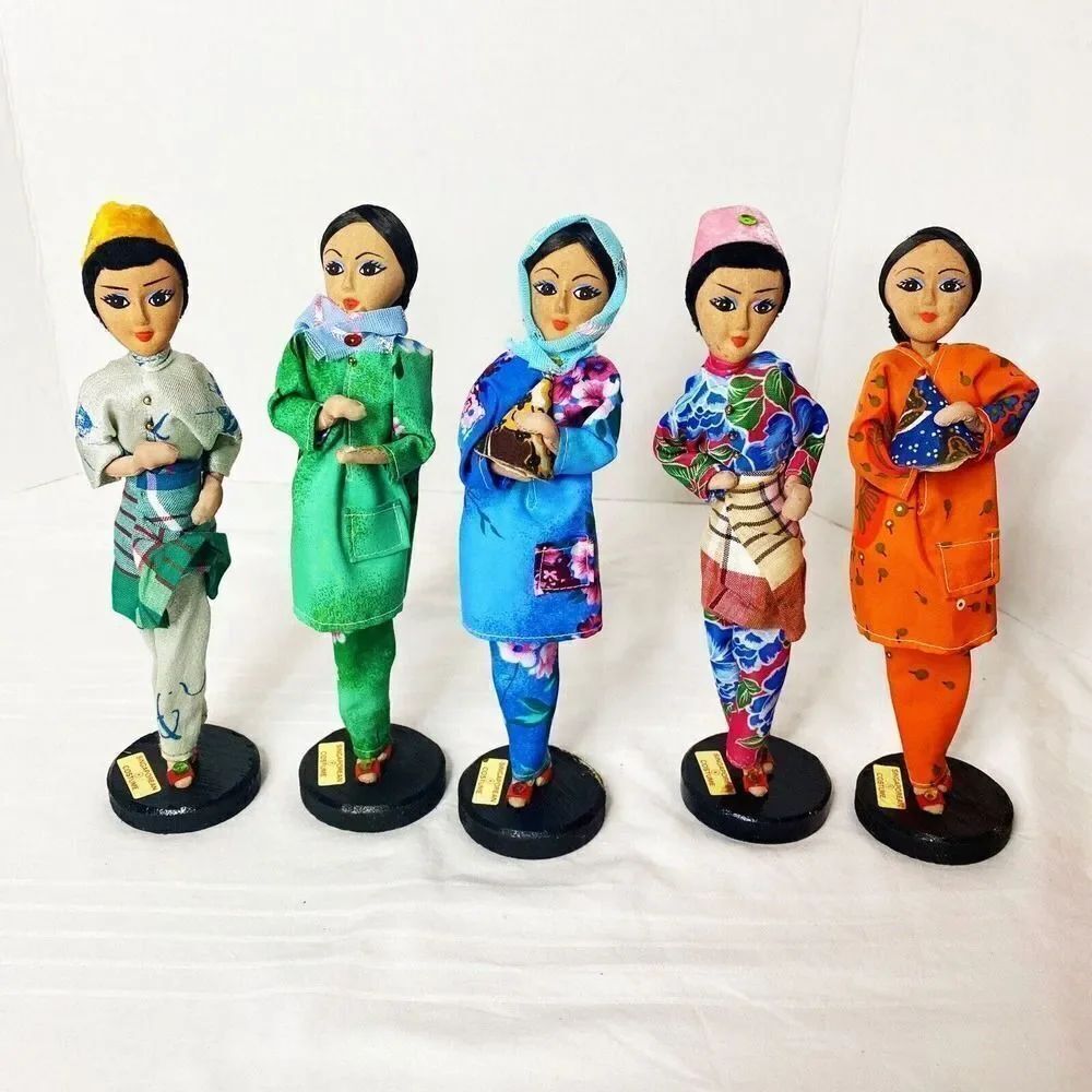 5 Pc VINTAGE SINGAPOREAN COSTUME DOLL LOT VERY PRETTY